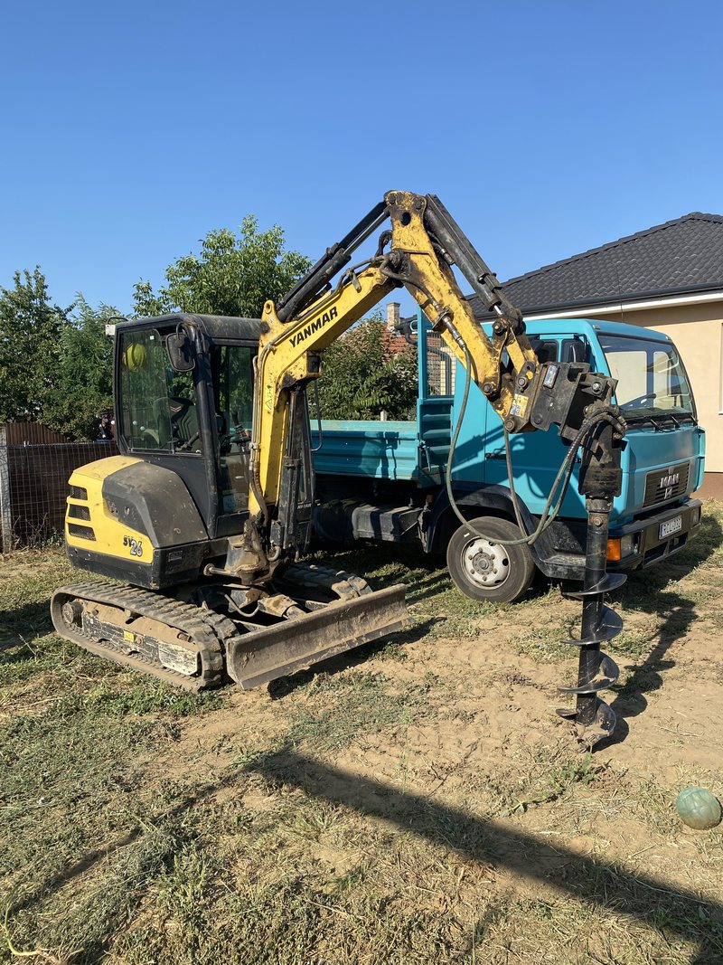 Yanmar SV26 minikotró földfúró adapterrel a telephelyen