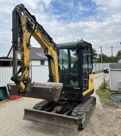 Yanmar SV26 minikotró oldalnézetből, tolólappal