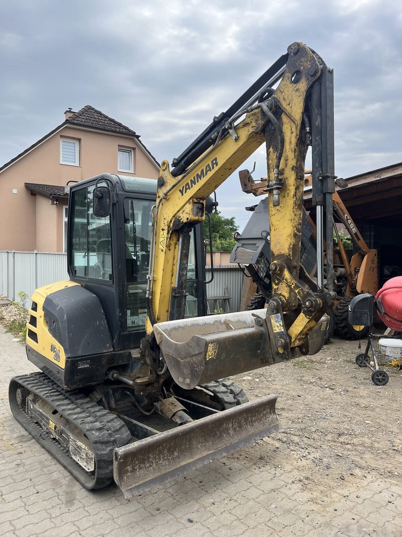 Yanmar SV26 minikotró kinyújtott gémmel a telephelyen